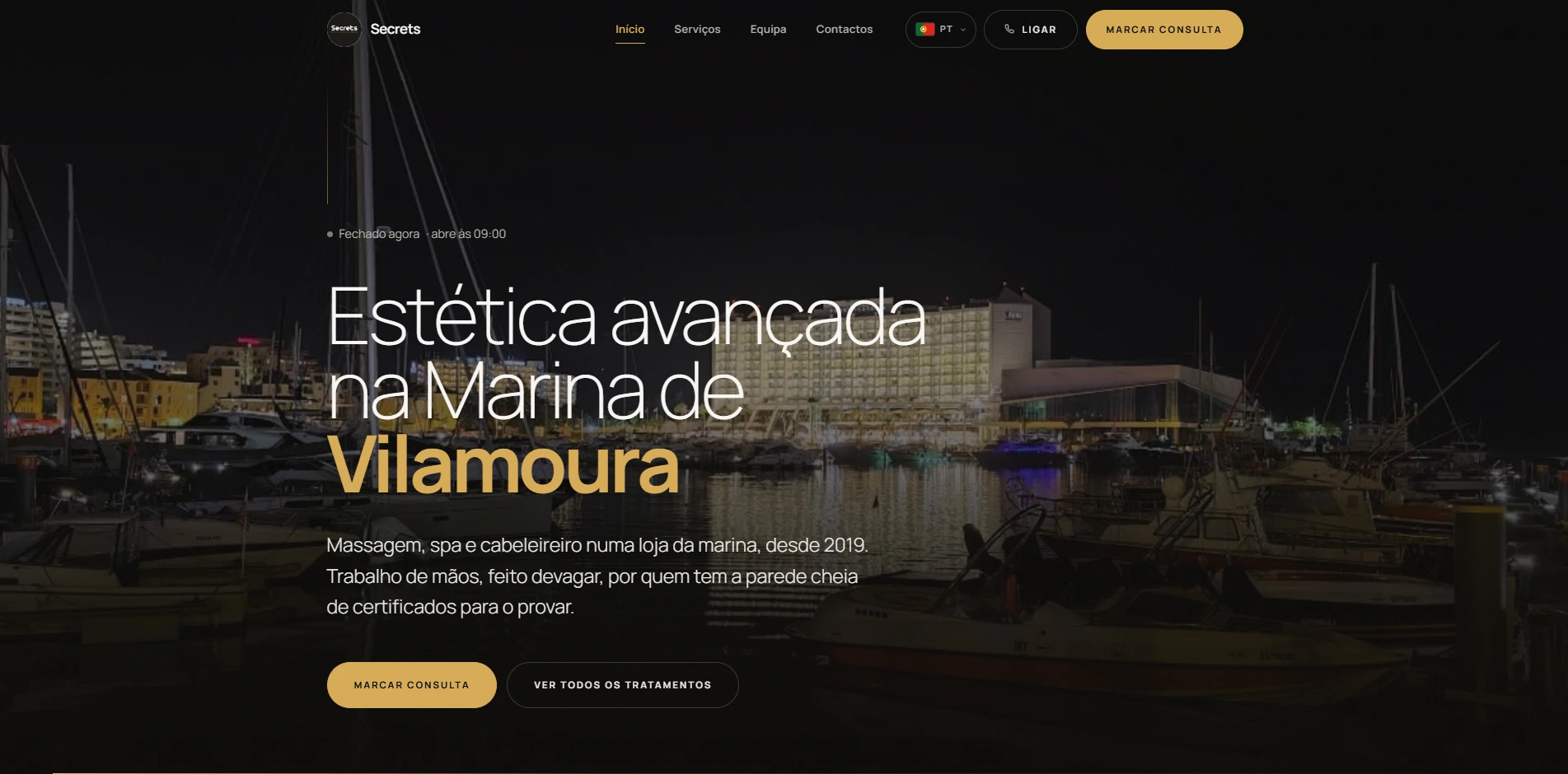 Página inicial do site da Secrets, com o título "Estética avançada na Marina de Vilamoura" sobre uma fotografia da marina à noite